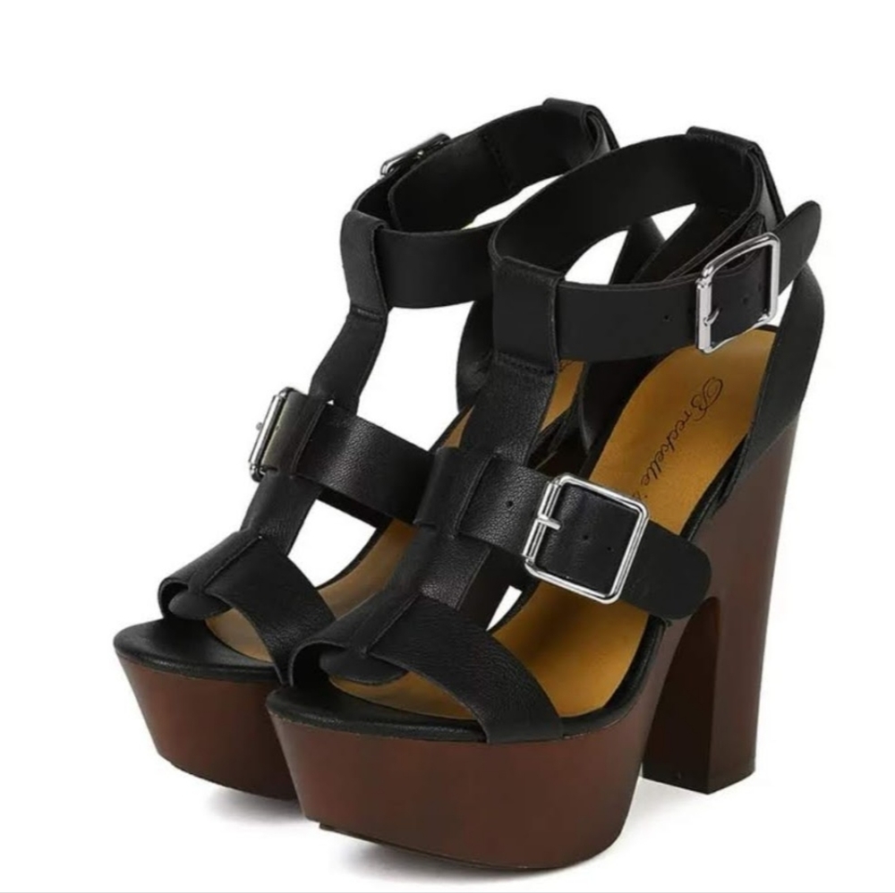 NWOT Open Toe Strappy Buckle Platform Chunky Heels